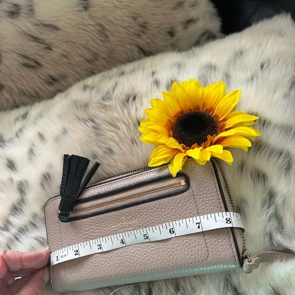 Kate Spade Beige w Black Trim Leather Wallet - Picture 6 of 8